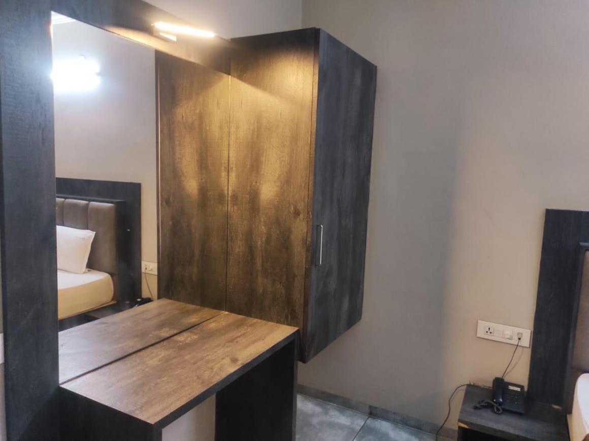 Hotel Vrindavan Deluxe Kolhapur Exterior foto